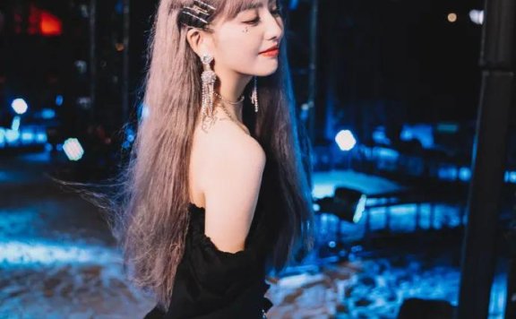 佟丽娅穿抹胸黑裙美貌惊艳！浓妆艳抹十分酷飒