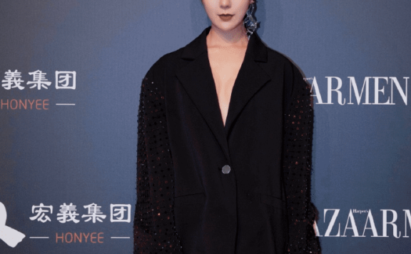赵奕欢穿西装玩“下身失踪”性感迷人,不愧为宅男女神!