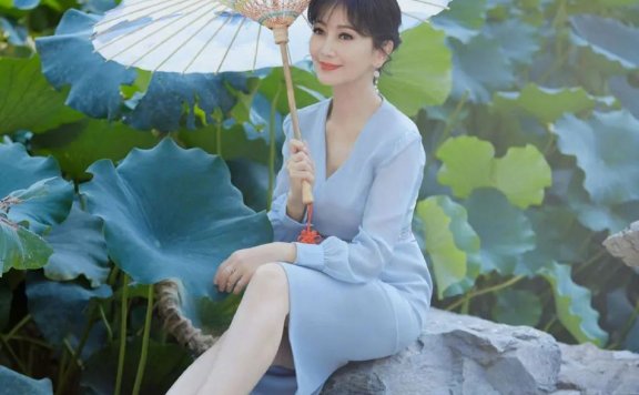 赵雅芝撑纸伞坐在荷塘前,人比花娇!