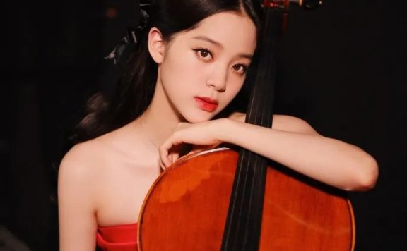 欧阳娜娜穿红裙大秀香肩！性感又迷人