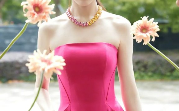 唐嫣穿粉红抹胸裙美如画！展现性感妖艳另一面