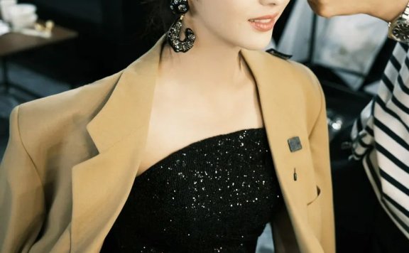 佟丽娅穿抹胸亮片长裙超美艳！肤白貌美太性感