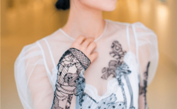 高圆圆穿半透视上衣配阔腿裤精致优雅,美得太高级