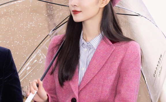 宋轶穿桃粉色毛呢套装戴贝雷帽，甜美还不失优雅