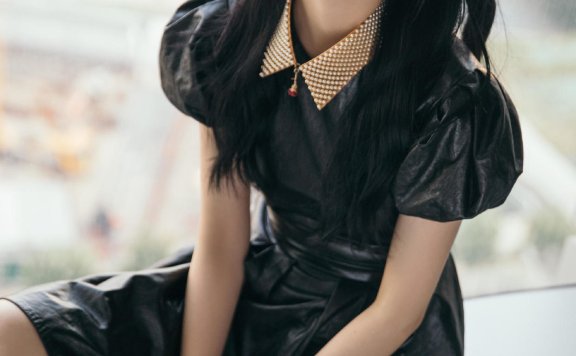 章若楠穿黑色泡泡袖皮裙出镜,扎双马尾又纯又欲