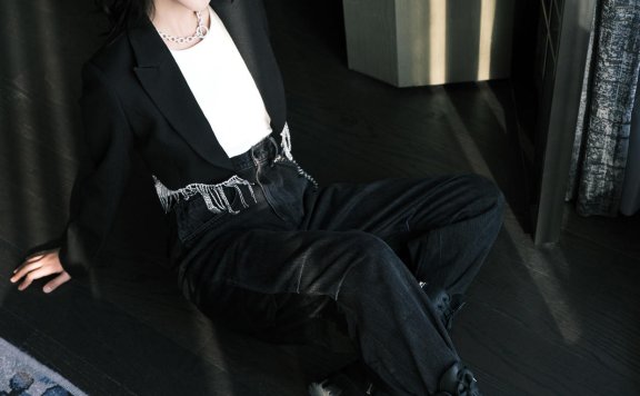 阚清子穿黑西装配工装裤又飒又美,这时尚感拿捏的真到位