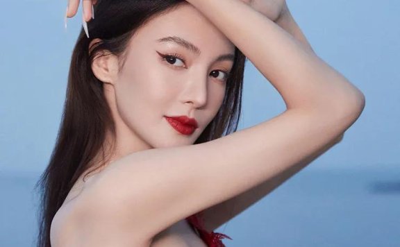 金晨穿红色抹胸长裙美呆了!魔鬼身材太性感妖艳