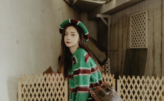 沈梦辰穿绿色毛衣套装凹造型，私服搭配美翻了