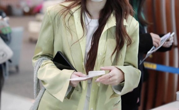 徐璐机场街拍:把西装衬衫和T恤叠在一起穿还挺时尚