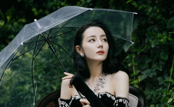 迪丽热巴穿黑丝绒连衣裙秀直角肩,气质越来越好!