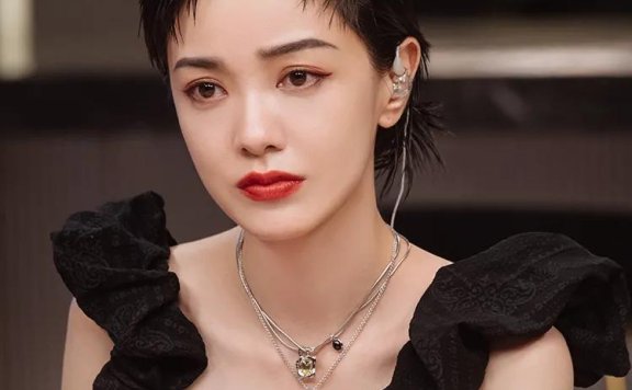 郭采洁穿吊带黑衣美艳动人!潸然泪下太惊艳