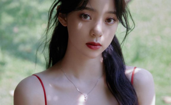 欧阳娜娜戴精致皇冠穿红色礼服，彰显公主般的视觉盛宴