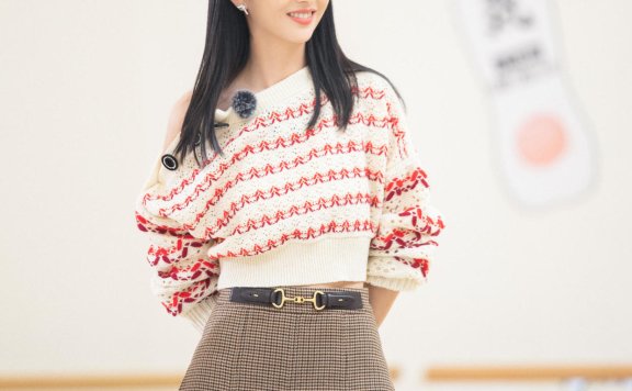 佟丽娅穿斜露肩毛衣配格纹半身裙，单身后气色越变越好