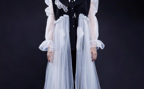 柳岩穿黑白薄纱裙配长裤,气质好穿什么都高级