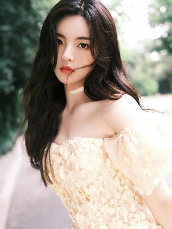 杨超越穿抹胸黄裙超妩媚!很是性感妩媚