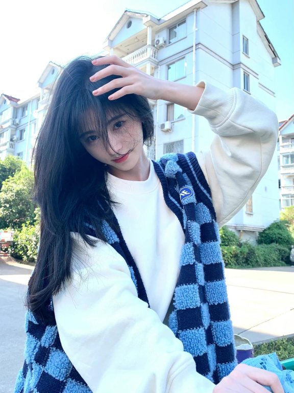 鞠婧祎穿棋盘格开衫配白卫衣少年感满满,重回18岁