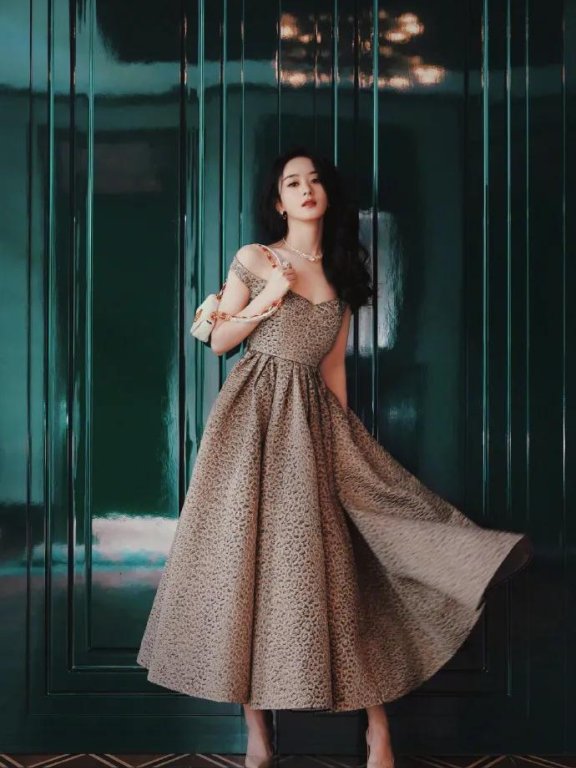 赵丽颖穿抹胸豹花纹长裙!性感妩媚太美丽
