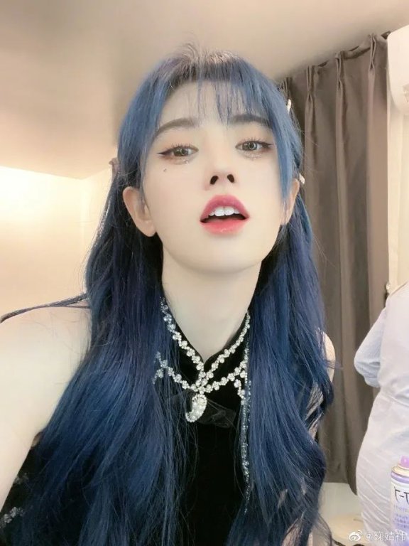 鞠婧祎肤白貌美染蓝发似精灵!最新造型妩媚美艳
