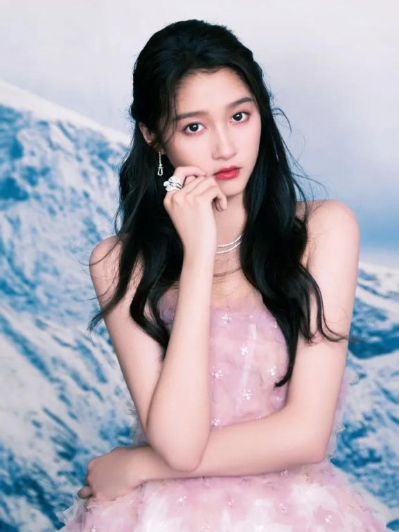 关晓彤穿粉色抹胸花朵裙超美艳!雪肤玉貌太性感妩媚