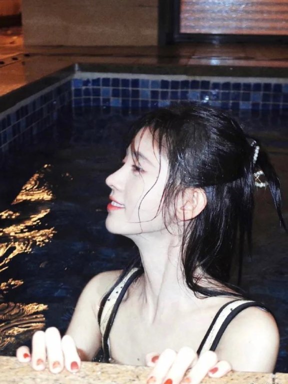 鞠婧祎晒海边湿身写真超美艳!性感迷人谁不喜欢