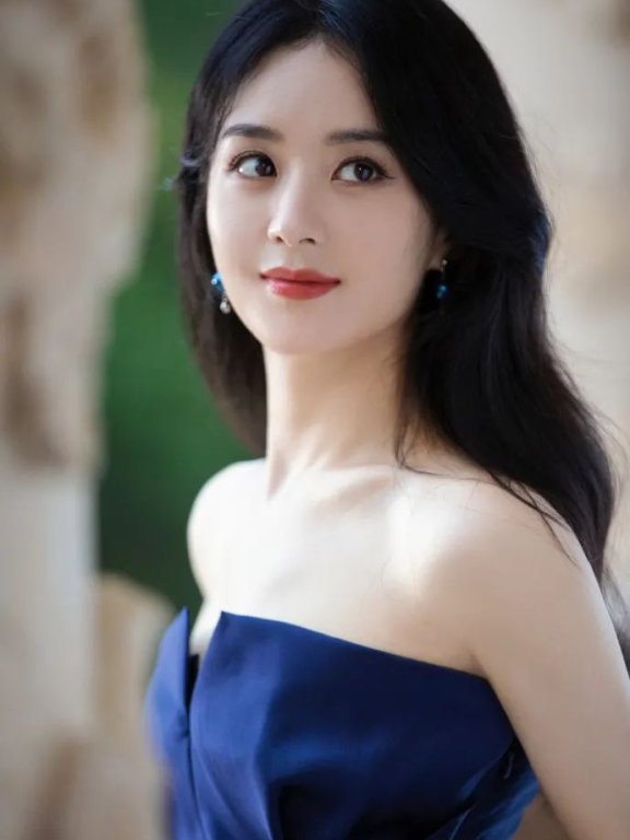 赵丽颖穿藏蓝色抹胸长裙超美!魅力不可小觑