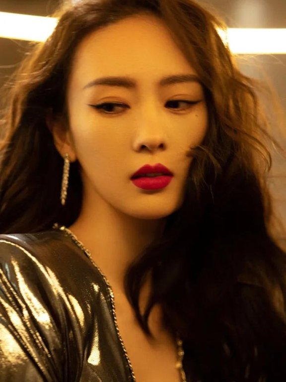 童瑶穿高开叉长裙美腿吸睛!魔鬼身材越发性感