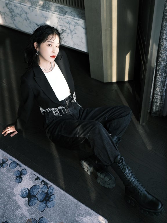 阚清子穿黑西装配工装裤又飒又美,这时尚感拿捏的真到位
