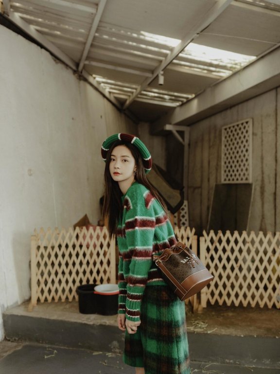 沈梦辰穿绿色毛衣套装凹造型,私服搭配美翻了