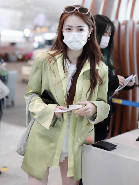 徐璐机场街拍:把西装衬衫和T恤叠在一起穿还挺时尚