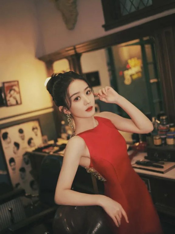 赵丽颖穿金色流苏红裙!魔鬼身材美到让人窒息
