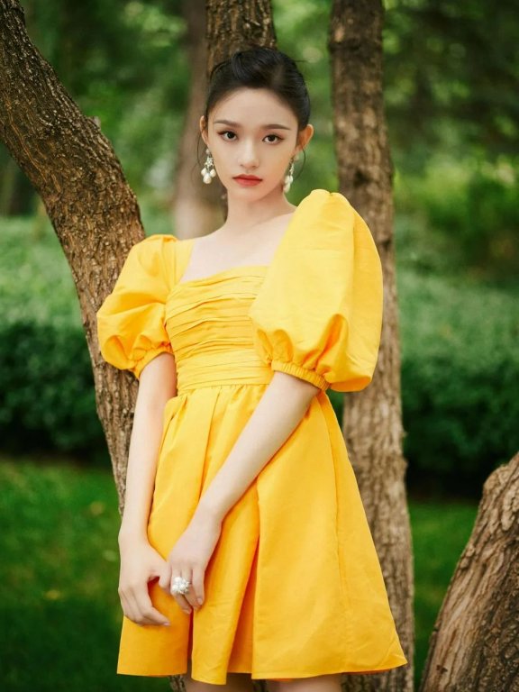 林允穿橘色泡泡袖公主裙大秀美背,越来越美!