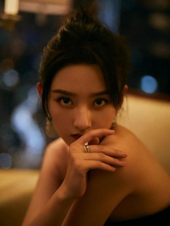 宋祖儿穿黑色抹胸长裙性感妩媚,魅力十足!