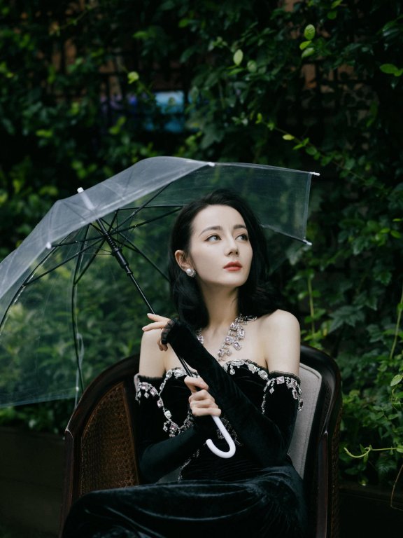 迪丽热巴穿黑丝绒连衣裙秀直角肩,气质越来越好!