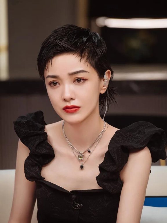 郭采洁穿吊带黑衣美艳动人!潸然泪下太惊艳