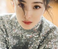 杨幂丸子头少女风格亮片上衣清新活力图片写真