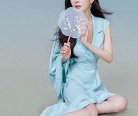 杨幂晒最新国风美妆造型,白皙光滑肤若凝脂,美腿美足女人味浓郁