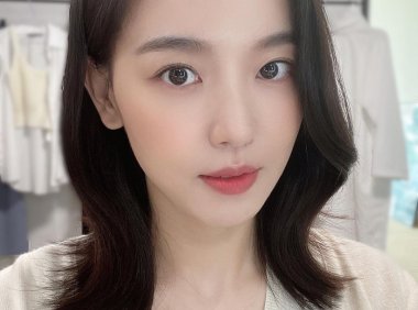 以厚实齐刘海出演“最美吸血鬼”，姜汉娜新剧《吸血姐妹》中的造型令人惊艳