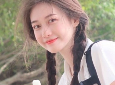 我一按遥控器老师就看过来 他那抖个不停的腿令我心烦意乱