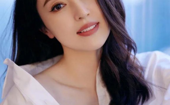 董璇穿宽松深V白衬衫大秀美腿!玩下衣失踪性感迷人