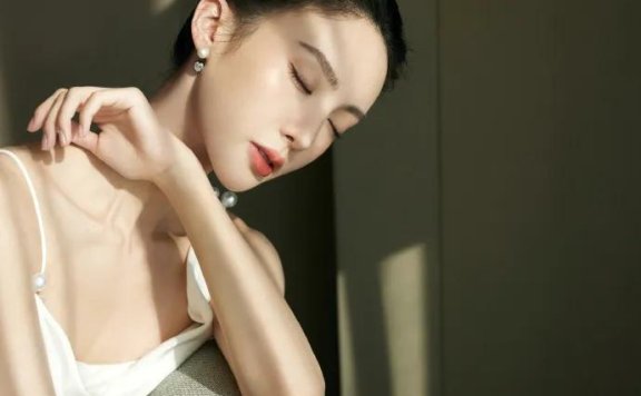 金晨穿白色吊带长裙超美!娇嫩性感惊艳众生