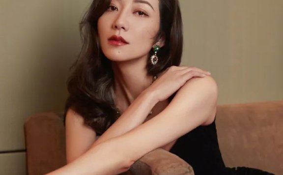 韩雪穿黑色深V长裙秀事业线!长发飘逸性感火辣