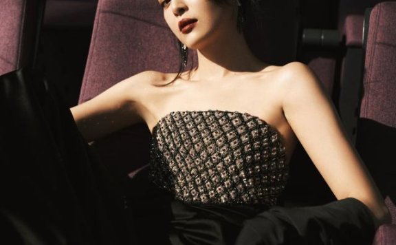 辛芷蕾穿抹胸裙亮相芭莎慈善夜，电影感太强了