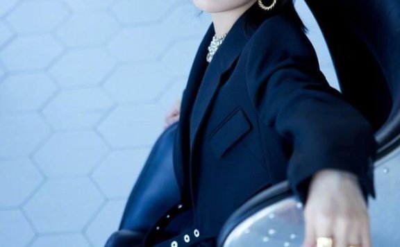 宋茜短款西装内搭还满是镂空，真敢穿