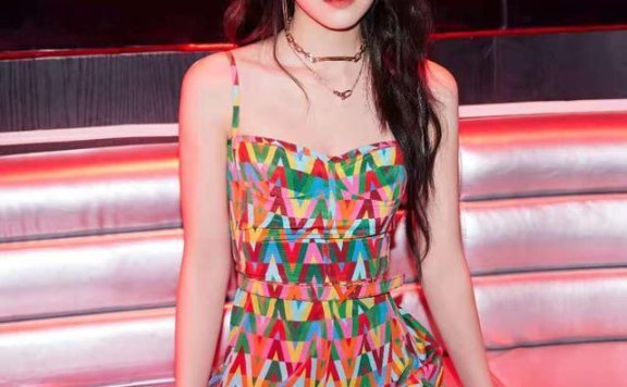 张雪迎穿吊带印花裙打扮甜美，灵气“95花”中拔尖