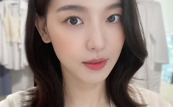 以厚实齐刘海出演“最美吸血鬼”,姜汉娜新剧《吸血姐妹》中的造型令人惊艳