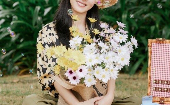 港风女神张柏芝碎花衬衫户外清朗写真热图