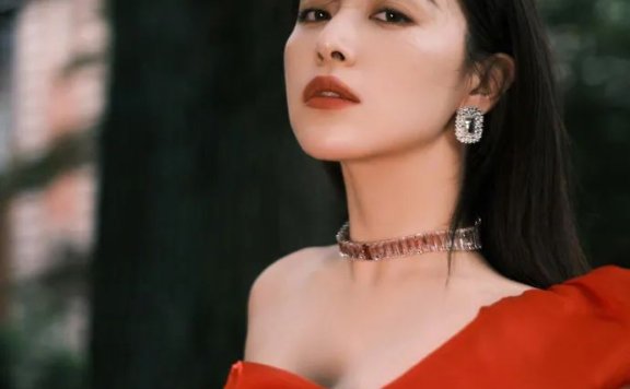 阚清子穿抹胸红裙太美艳!大长腿性感美艳散发无穷魅力