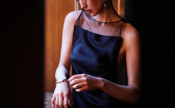 张钧甯穿“露背”黑裙装，性感迷人美丽依旧