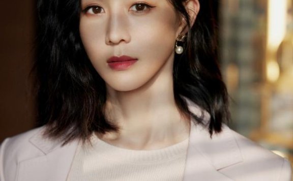 张钧甯穿西装搭配短裤腿长惊艳，配色温柔减龄太有气质