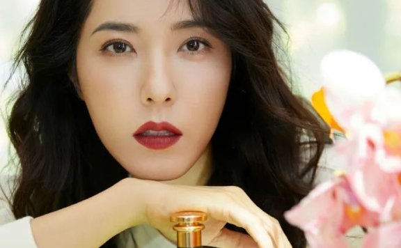 曾黎发微博美图优雅大方！雪肤玉貌性感美丽